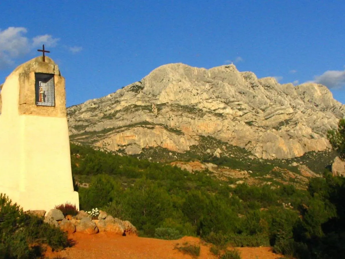 Luxurious Villa In Aix En Provence With Jacuzzi Venelles